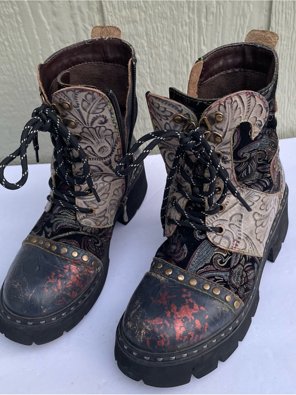 L’Artiste Spring Step boot size 38 Fallinluv Black Multi Floral Embossed Lace Up